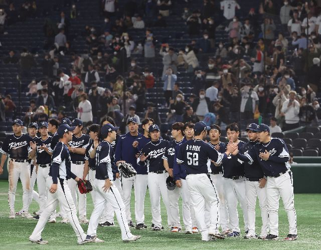 올 3월 열린 2023 월드베이스볼클래식(WBC) B조 본선 1라운드 한국과 중국의 경기에서 5회말 22 대 2 콜드게임으로 승리한 한국 대표팀 선수들이 서로 격려하고 있다. 연합뉴스