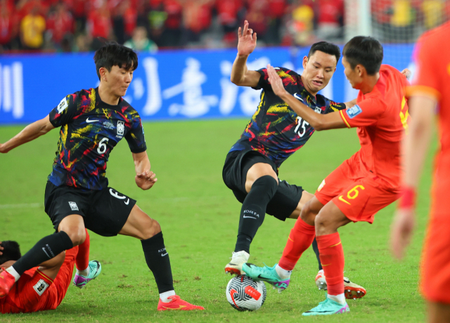지난달 21일 열린 2026 북중미 월드컵 아시아 2차 예선 한국과 중국의 경기에서 대표팀 황인범(왼쪽)과 정승현이 수비를 펼치고 있다. 연합뉴스