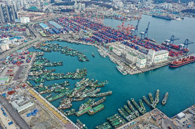 부산항 북항 2단계 재개발 대상지인 부산 동구 자성대부두와 인근 전경. 부산일보DB