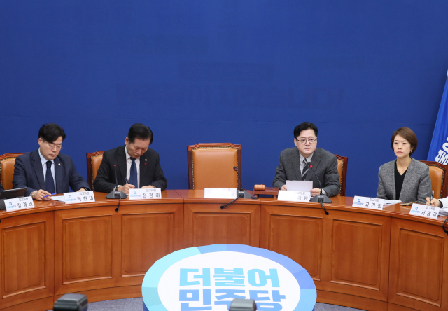 더불어민주당 홍익표 원내대표가 3일 오전 국회에서 열린 최고위원회의에서 발언하고 있다. 치료 중인 이재명 대표의 자리가 비어있다. 연합뉴스