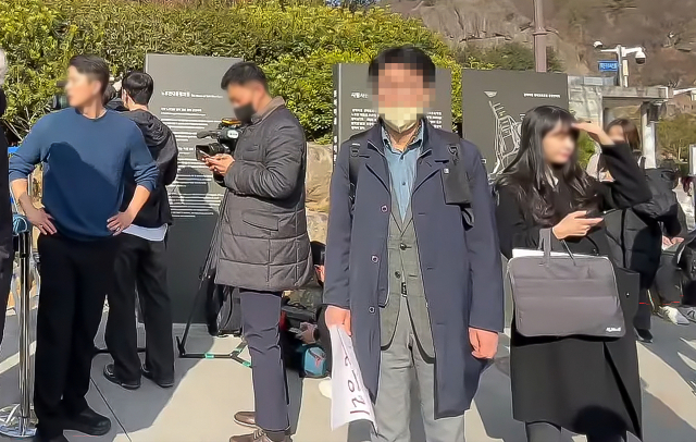 더불어민주당 이재명 대표를 습격한 김 모(67) 씨로 추정되는 인물(왼쪽 네 번째)이 지난 1일 이 대표가 경남 김해시 봉하마을에서 고 노무현 전 대통령 묘역을 참배하는 현장에서도 포착됐다. A유튜브 채널 영상 캡처