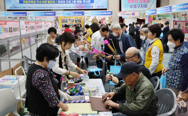 지난해 기준 부산 50세 이상 장노년이 부산 인구의 절반에 육박하는 것으로 나타났다. 사진은 지난해 10월 부산시청에서 열린 제2회 경로당 여가박람회에 참가한 노인들. 강선배 기자 ksun@