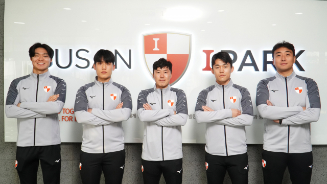 올 시즌 U18 개성고를 이끄는 정대영 코치, 임재영 AT(Athletic Trainer·의무 트레이너), 최광희 감독, 윤동민 코치, 정혁목 GK코치.(왼쪽부터) 부산 아이파크 제공