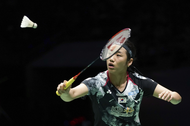 13일(현지시간) 말레이시아 쿠알라룸푸르에서 열린 세계배드민턴연맹(BWF) 월드투어 슈퍼 1000 말레이시아오픈 여자 단식 4강전에서 한국의 안세영이 중국의 장이만을 상대로 경기를 펼치고 있다. AP연합뉴스