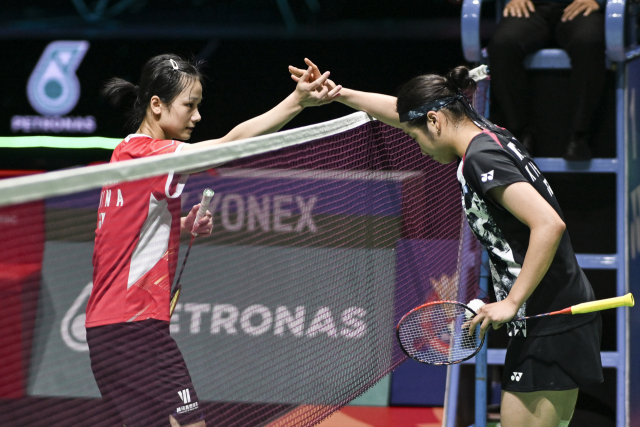 13일(현지시간) 말레이시아 쿠알라룸푸르에서 열린 세계배드민턴연맹(BWF) 월드투어 슈퍼 1000 말레이시아오픈 여자 단식 4강전에서 한국의 안세영(사진 오른쪽)이 중국의 장이만을 상대로 경기가 펼친 뒤 장이만에게 인사하고 있다. 신화통신연합뉴스