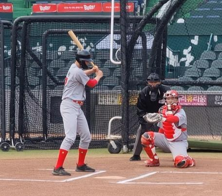 대한야구소프트볼협회 심판위원이 지난해 3월 대전에서 열린 볼·스트라이크 자동 판정 시스템 시연회에서 이어폰을 통해 들리는 로봇 심판 판정에 따라 볼 판정을 내리는 모습. 연합뉴스