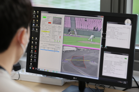 한국 프로야구 사상 처음으로 볼·스트라이크 자동 판정 시스템의 시범 운영이 시작된 2020년 8월 4일, 경기도 이천에서 열린 퓨처스(2군) 리그 한화 이글스와 LG 트윈스의 경기에서 운영실 관계자들이 시스템을 살펴보고 있다. 연합뉴스