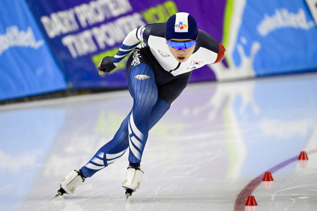 정재원이 20일(현지시간) 미국 유타주 솔트레이크시티 유타 올림픽 오벌에서 열린 2023-2024 국제빙상경기연맹(ISU) 스피드스케이팅 4대륙선수권대회 남자 5000m 경기에 출전하고 있다. USA TODAY연합뉴스
