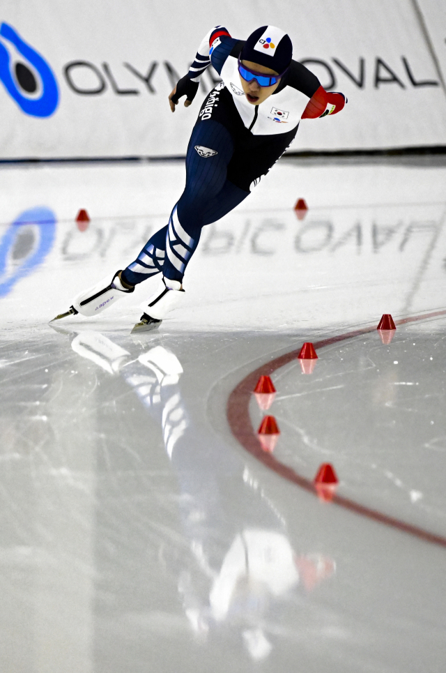 양호준이 20일(현지시간) 미국 유타주 솔트레이크시티 유타 올림픽 오벌에서 열린 2023-2024 국제빙상경기연맹(ISU) 스피드스케이팅 4대륙선수권대회 남자 5000m 경기에 출전하고 있다. USA TODAY연합뉴스