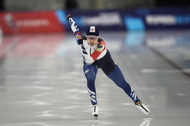 이나현이 20일(현지시간) 미국 유타주 솔트레이크시티 유타 올림픽 오벌에서 열린 2023-2024 국제빙상경기연맹(ISU) 스피드스케이팅 4대륙선수권대회 여자 500m 경기에 출전하고 있다. AP연합뉴스