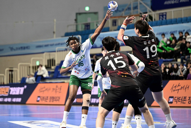 24일 부산 기장체육관에서 열린 신한 SOL페이 2023-2024 핸드볼 H리그 여자부 2라운드 부산시설공단과 SK와 경기에서 부산시설공단의 조아나가 슛을 날리고 있다. 한국핸드볼연맹 제공