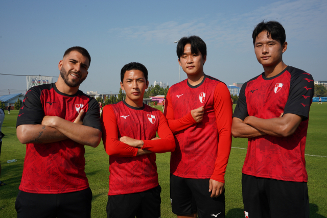 2024시즌 부산 아이파크 선수단을 이끌 주장단 라마스·임민혁·이한도·김찬.(왼쪽부터) 부산 아이파크 제공