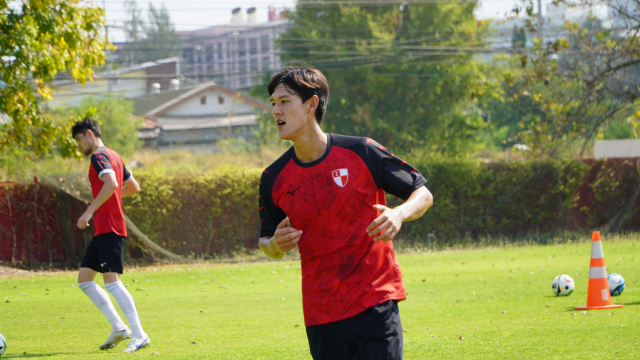 부산 아이파크 미드필더 이동수가 태국 후아힌 전지훈련장에서 구슬땀을 흘리며 훈련에 매진하고 있다. 부산 아이파크 제공