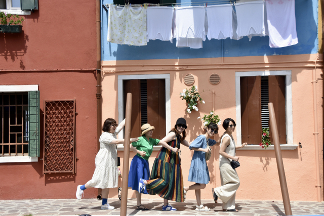 미식투어 참가자들이 베니스 부라노섬에서 기념사진을 찍고 있다. 손준호 준투어 대표