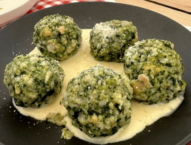 트렌티노알토아디제의 까네델리(크뇌델). 시금치를 넣고 파르미자노 치즈 소스로 만든 요리다. 남정민 오라 대표