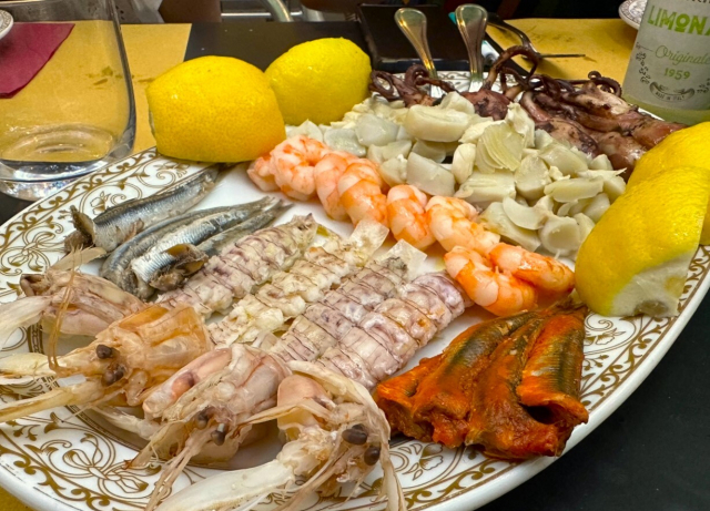 베니스 부라노섬 식당의 다양한 해산물 요리. 남정민 오라 대표