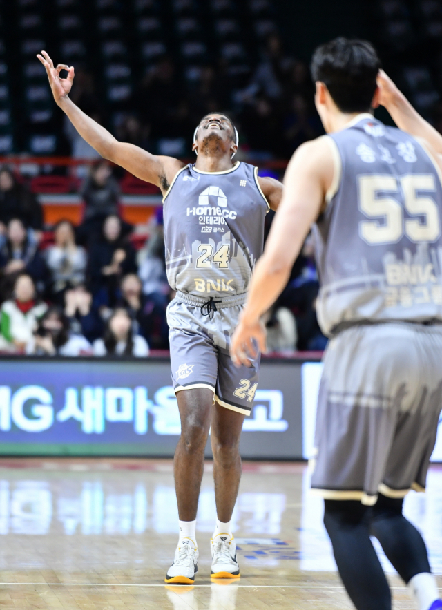 부산 KCC 알리제 존슨이 29일 안양 정관장과 원정 경기에서 득점에 성공한 뒤 세리머니를 하고 있다. KBL 제공