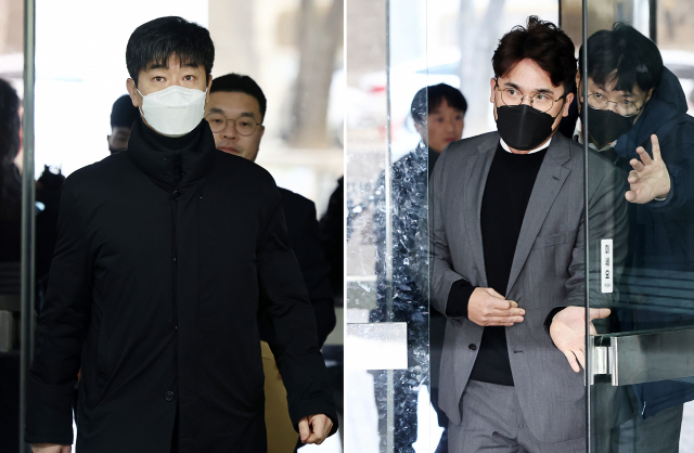 배임수재 등 혐의를 받는 프로야구 KIA 타이거즈의 김종국 전 감독(왼쪽)과 장정석 전 단장이 구속 전 피의자 심문(영장심사)을 받기 위해 30일 오전 서초구 서울중앙지법으로 들어서고 있다. 연합뉴스 제공