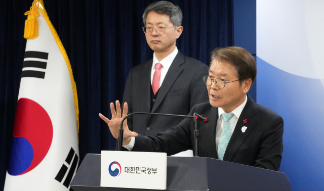 50인 미만 사업장에 대한 '중대재해처벌법(중대재해법) 2년 유예' 법안의 국회 본회의 처리가 무산된 지난달 25일 서울 종로구 정부서울청사에서 이정식 고용노동부 장관이 정부 입장을 발표하고 있다. 연합뉴스