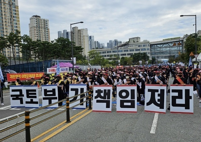 사진은 지난 봄 세종시 국토교통부 앞에서 생활숙박시설 거주민에 대한 대책을 요구하며 시위를 하는 생숙 주민들. 부산일보 DB