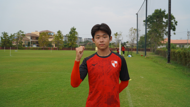 고교시절 청룡기 MVP 출신으로, 붙박이 미드필더에 도전하는 손휘. 부산 아이파크 제공