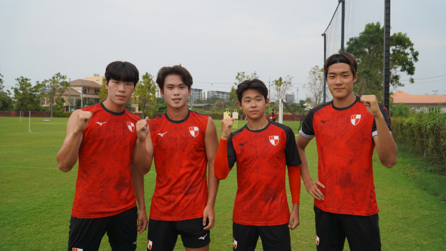 부산 아이파크의 미래를 이끌 허승찬·박건희·손휘·이현준(왼쪽부터) 선수가 태국 후아힌 전지훈련장에서 파이팅을 외치며 올 시즌 각오를 다지고 있다. 부산 아이파크 제공