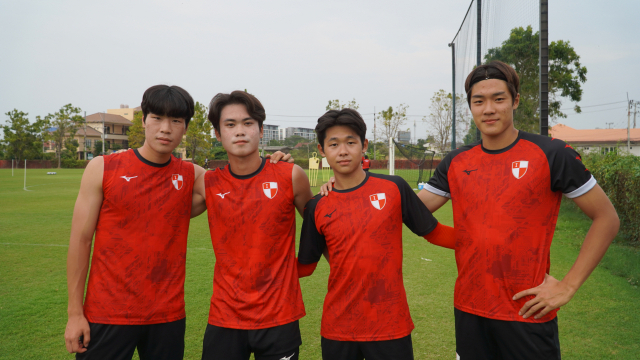 부산 아이파크의 미래를 이끌 허승찬·박건희·손휘·이현준(왼쪽부터) 선수가 태국 후아힌 전지훈련장에서 어깨동무를 하며 올 시즌 각오를 다지고 있다. 부산 아이파크 제공