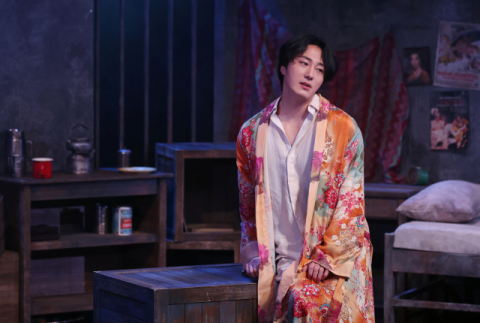 연극 ‘거미여인의 키스’로 무대에 서는 배우 정일우. 사진은 2일 열린 프레스콜에서 정일우가 하이라이트 장면 시연을 하고 있는 모습. 연합뉴스