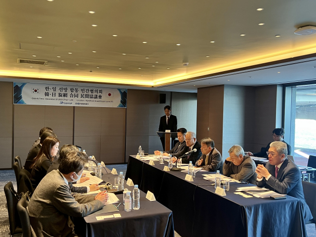 지난해 12월 7일 부산에서 대형선망수협과 일본 원양선망어협이 ‘한일 선망 합동 민간협의회’를 열고 있다. 양 조합은 이날 8년 째 답보 중인 한일어업협정 재개를 촉구하는 공동 건의문을 작성하기로 합의했다. 대형선망수협 제공