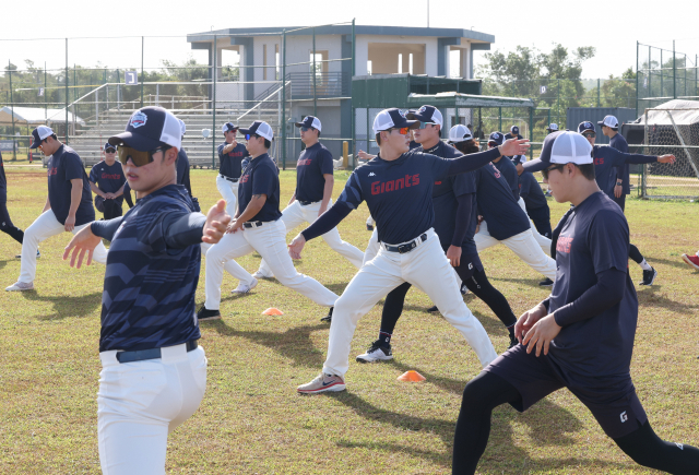 롯데 자이언츠 선수들이 6일(현지시간) 롯데 스프링캠프가 열리고 있는 미국령 괌 데데도 스포츠 콤플렉스에서 스트레칭으로 몸을 풀고 있다. 괌(미국)=정대현 기자 jhyun@
