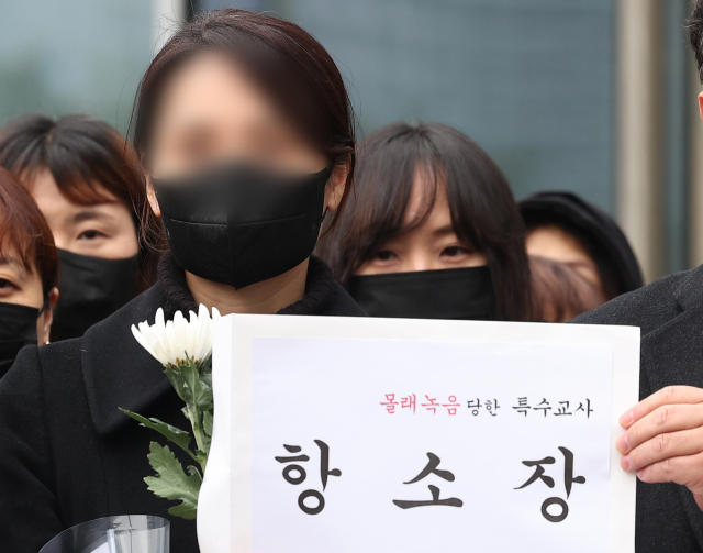 웹툰 작가 주호민 씨의 아들을 정서적으로 학대한 혐의로 1심에서 유죄 판단을 받은 특수교사 A 씨가 지난해 2월 6일 오전 경기도 수원시 영통구 수원지방법원에서 항소장을 제출하고 있다. 1심 법원은 같은 달 1일 A 씨에게 벌금 200만원의 선고를 유예했다. 연합뉴스