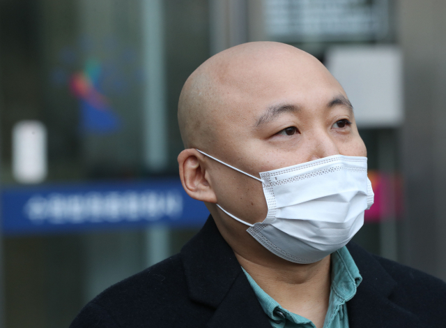 웹툰 작가 주호민이 지난해 2월 1일 오전 경기도 수원시 영통구 수원지방법원에서 열린 주 씨의 아들을 정서적으로 학대한 혐의로 기소된 특수교사 A 씨 1심 선고 공판이 끝난 후 취재진 질문에 답하고 있다. 수원지법 형사9단독 곽용헌 판사는 이날 아동학대범죄의 처벌 등에 관한 특례법 위반 및 장애인복지법 위반 등 혐의로 불구속기소 된 A 씨에 대해 벌금 200만원의 선고를 유예했다. 연합뉴스