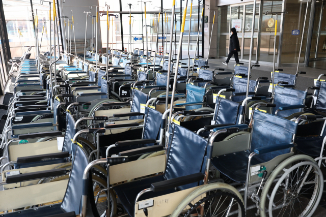 정부의 의대 정원 확대 정책에 반대하는 의사들이 설 연휴 이후 집단행동을 준비하는 가운데 12일 서울의 한 대학 병원에 빈 휠체어들이 세워져 있다. 연합뉴스