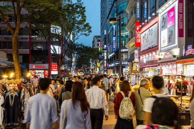 우리나라 합계출산율이 전세계에서 가장 낮은 비율로 떨어진 가운데, 합계출산율 하락에 대한 수도권과 비수도권의 원인이 다른 것으로 나왔다. 수도권은 집문제로, 비수도권은 일자리와 교육·문화 등의 문제로 출산율이 하락했다는 진단이다. 이미지투데이