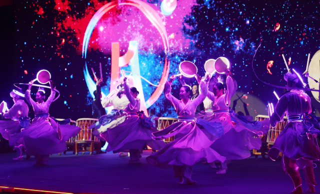 BNK부산은행 2024 부산세계탁구선수권대회 개회식이 17일 오후 부산 벡스코 초피홀에서 열렸다. 축하공연으로 미디어 퍼포먼스와 전통 국악 퓨전 공연이 진행되고 있다. 정종회 기자 jjh@