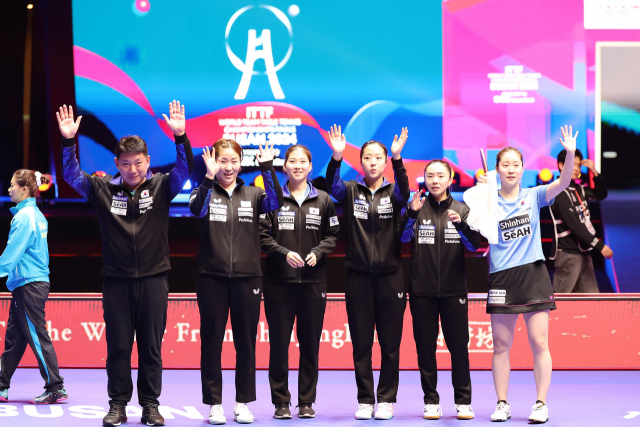 17일 오후 부산 벡스코에서 열린 ‘BNK부산은행 2024 부산세계탁구선수권대회’ 여자 5조 2차전에서 말레이시아를 상대로 승리를 거둔 한국 여자대표팀이 홈 팬들에게 손을 흔들며 인사하고 있다. 부산세계탁구선수권 조직위 제공
