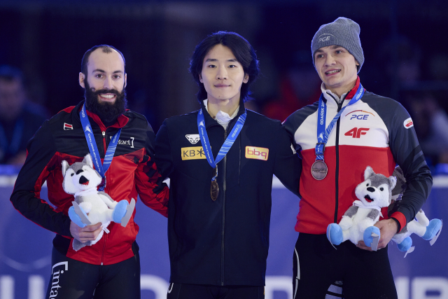 쇼트트랙 월드컵 6차 대회 500ｍ 1차 레이스에서 우승한 서이라(가운데) [EPA=연합뉴스]