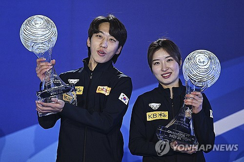 2023-2024 ISU 쇼트트랙 월드컵 6차 대회 남녀부 종합우승을 차지한 박지원(왼쪽)과 김길리. 연합뉴스
