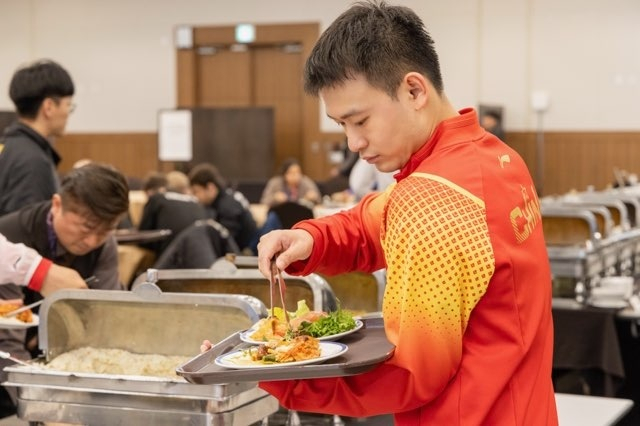 ‘BNK부산은행 2024 부산세계탁구선수권대회’가 열리는 부산 해운대구 벡스코의 선수 식당에서 이번 대회에 참가한 외국인 선수들이 식사를 하고 있다. 부산롯데호텔 제공