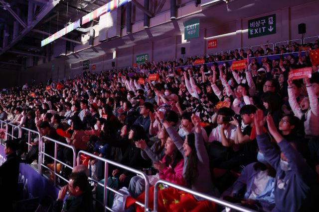 24일 열린 ‘BNK부산은행 2024 부산세계탁구선수권대회’ 한국과 중국의 준결승전에서 관중석을 가득 채운 중국 팬들이 열띤 응원전을 벌이고 있다. 부산세계탁구선수권 조직위 제공