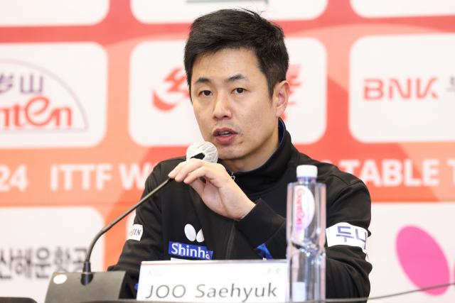 24일 ‘BNK부산은행 2024 부산세계탁구선수권대회’ 4강전에서 중국에 2-3으로 아깝게 패한 한국 탁구 남자대표팀의 주세혁 감독이 경기 직후 기자회견장에서 발언하고 있다. 부산세계탁구선수권 조직위 제공
