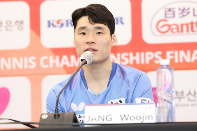 24일 ‘BNK부산은행 2024 부산세계탁구선수권대회’ 4강전에서 중국 왕추친을 상대로 1단식을 승리한 한국 남자대표팀의 장우진이 경기 직후 기자회견장에서 발언하고 있다. 부산세계탁구선수권 조직위 제공