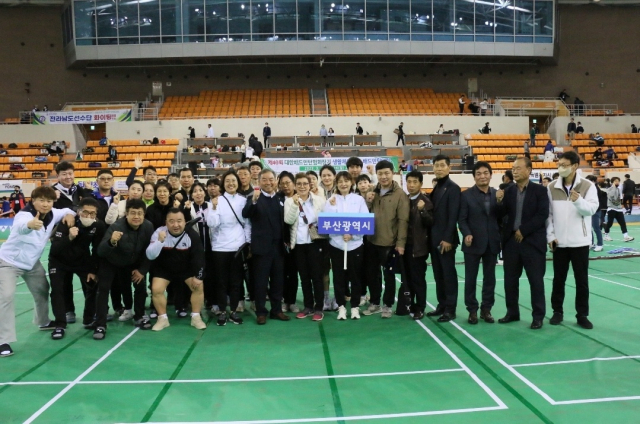 2024 대통령기 전국배드민턴선수권대회에서 종합우승한 부산시배드민턴협회 동호인 선수단. 부산시배드민턴협회 제공