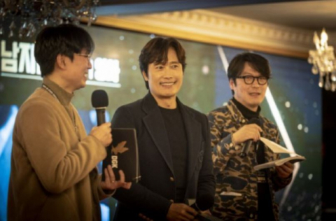 제22회 디렉터스컷 영화 부문 남자 배우상을 받은 배우 이병헌. 한국영화감독조합 제공