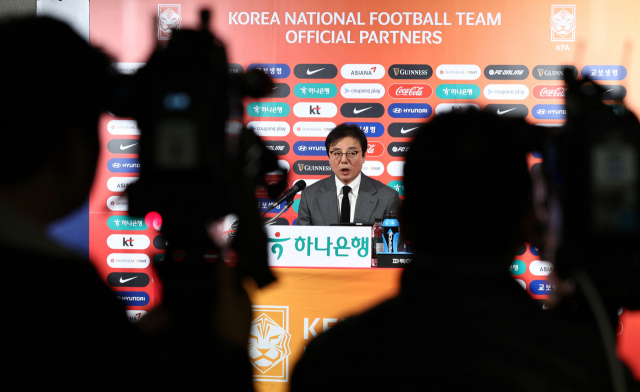 황선홍 한국 축구대표팀 임시감독이 11일 오전 서울 종로구 축구회관에서 태국과 2026 북중미월드컵 아시아 2차 예선 2연전에 출전할 대표팀 명단 발표 후 취재진 질문에 답하고 있다. 연합뉴스
