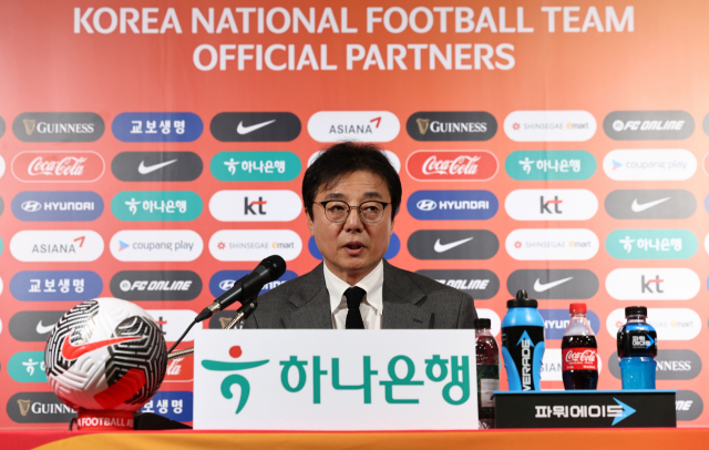 황선홍 한국 축구대표팀 임시감독이 11일 오전 서울 종로구 축구회관에서 태국과 2026 북중미월드컵 아시아 2차 예선 2연전에 출전할 대표팀 명단 발표 후 취재진 질문에 답하고 있다. 연합뉴스