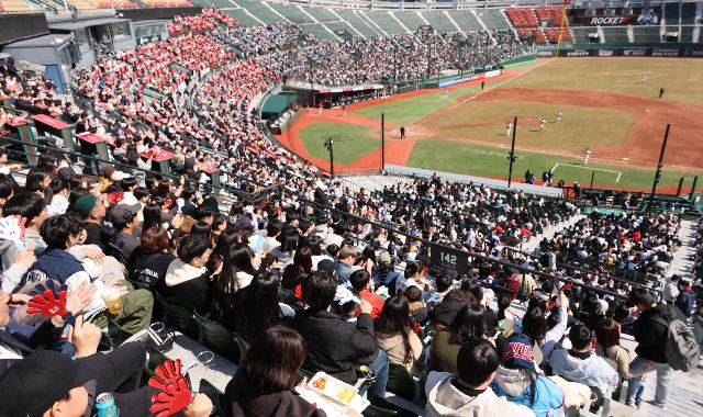 지난 10일 오후 부산 사직구장에서 열린 KBO 프로야구 롯데자이언츠와 SSG랜더스의 시범경기에 관중들이 객석을 가득 메우고 있다. 연합뉴스