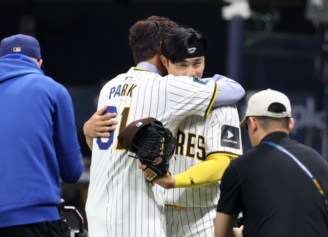 20일 서울 고척스카이돔에서 열린 2024년 미국프로야구 메이저리그(MLB) 정규시즌 개막전 LA 다저스와 샌디에이고 파드리스의 경기에서 시구자로 나선 박찬호가 김하성과 포옹하고 있다. 연합뉴스