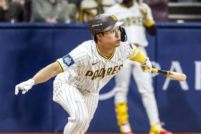 샌디에이고 파드리스의 김하성이 20일 오후 서울 고척스카이돔에서 열린 미국프로야구(MLB) 공식 개막전 LA 다저스와 경기에서 2회말 타격하고 있다. 연합뉴스