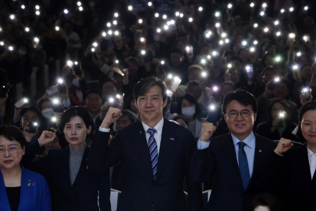 조국혁신당의 조국 대표가 24일 대전에서 열린 대전시당 창당행사장에 참석해 기념사진을 찍고 있다 연합뉴스
